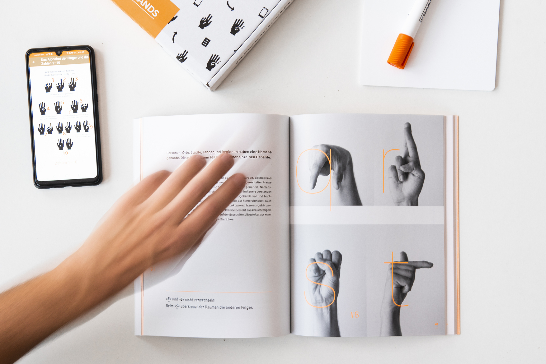 “Helping Hands” is literally a holistic concept that includes a 96-page manual, an app with all gestures as video, communication cards, a board, and a marker.